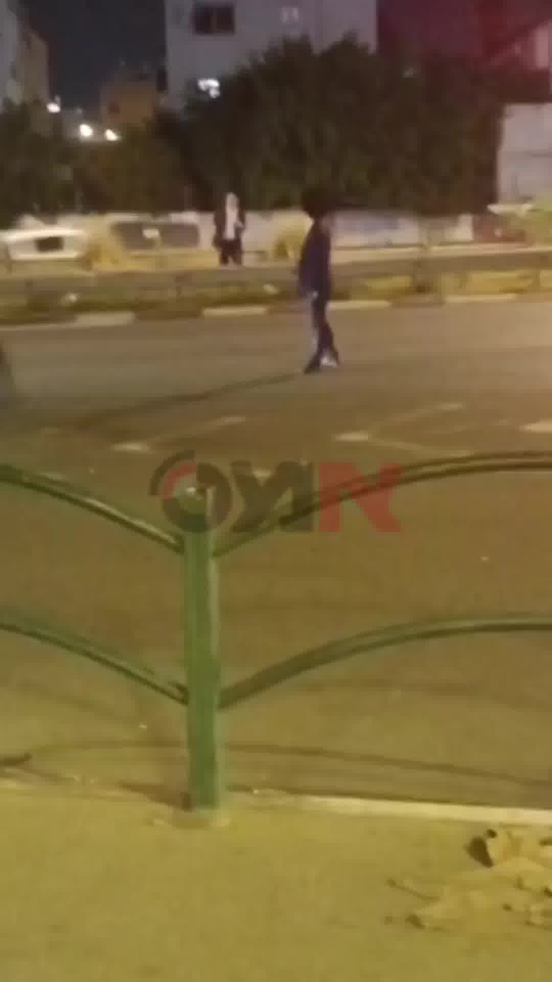 תיעוד מההפגנה בכביש 4: מפגינים חוסמים את הכביש, הנהגים כמעט פוגעים בהם