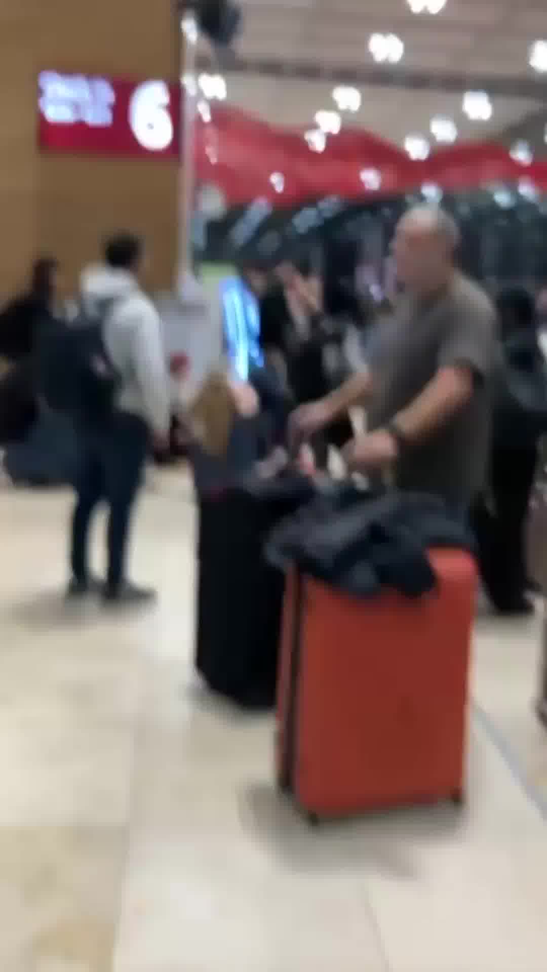 מאות ישראלים נתקעו בפראג: "ישבנו מעל 8 שעות בתוך המטוס"