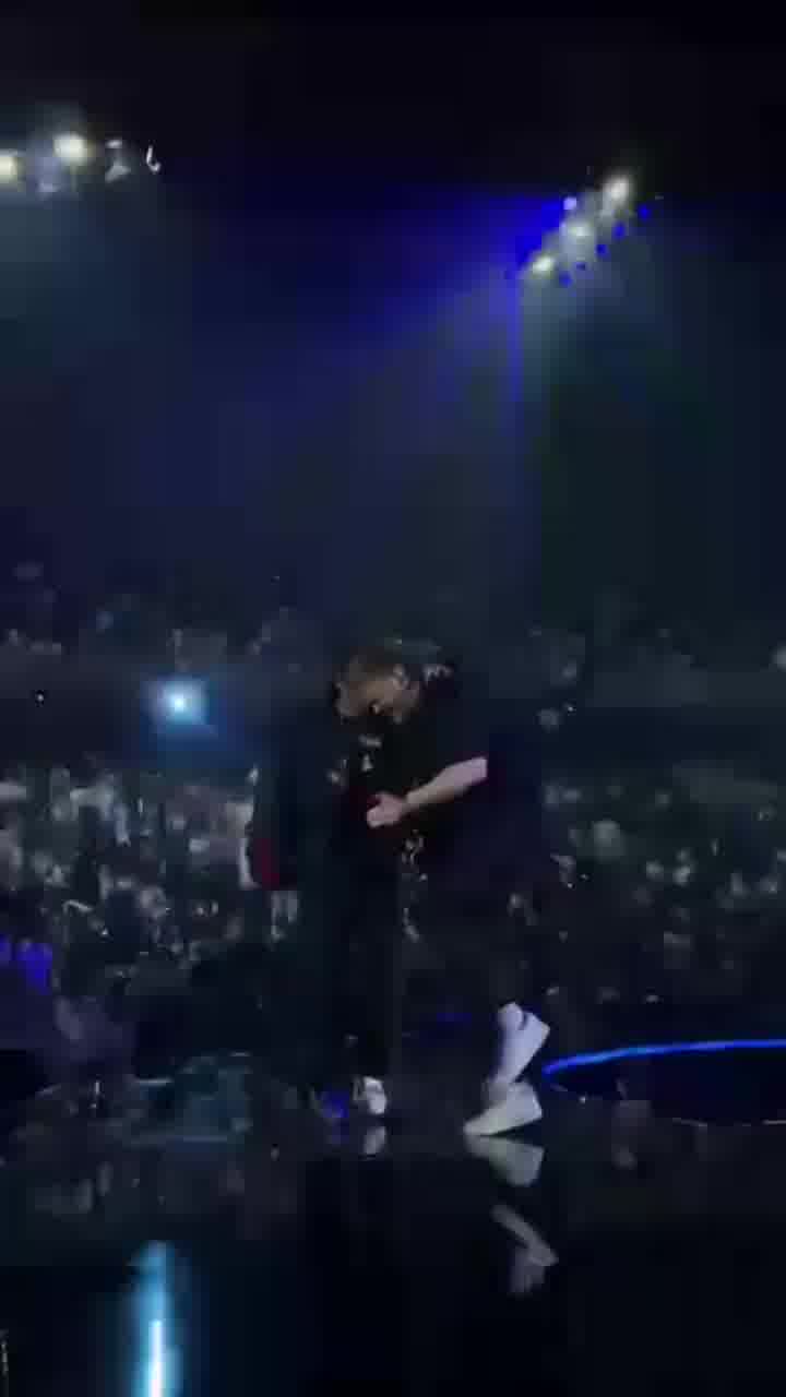 לירן דנינו נפל באמצע הופעה בהיכל מנורה מבטחים על מיטלמן