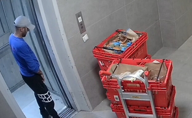 שליח שופרסל עושה צרכיו במעלית (צילום: רחובות ניוז)