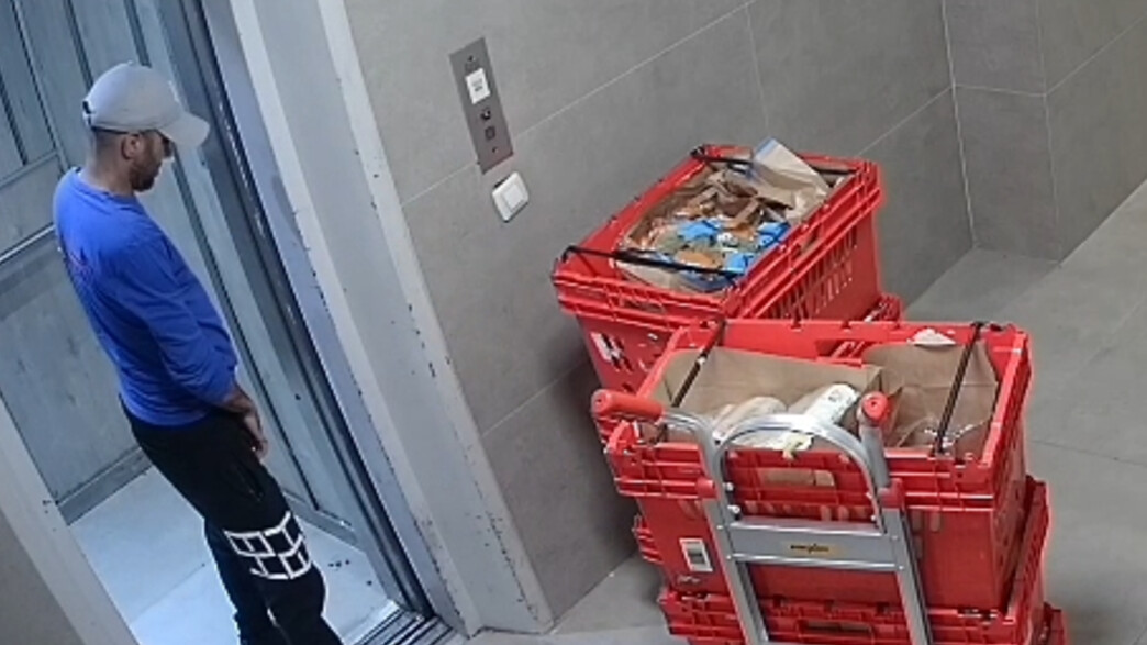 שליח שופרסל עושה צרכיו במעלית