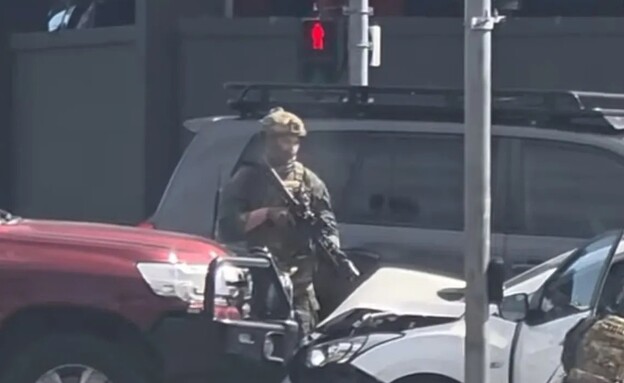 חשודים חמושים בנשק נעצרו בדרך לחוף בונדי חשודים חמושים בנשק נעצרו בדרך לחוף בונדי