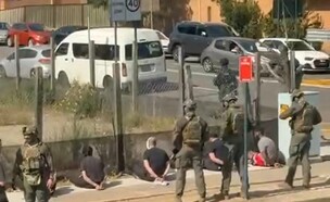 חשודים חמושים בנשק נעצרו בדרך לחוף בונדי (צילום: לפי סעיף 27 א')