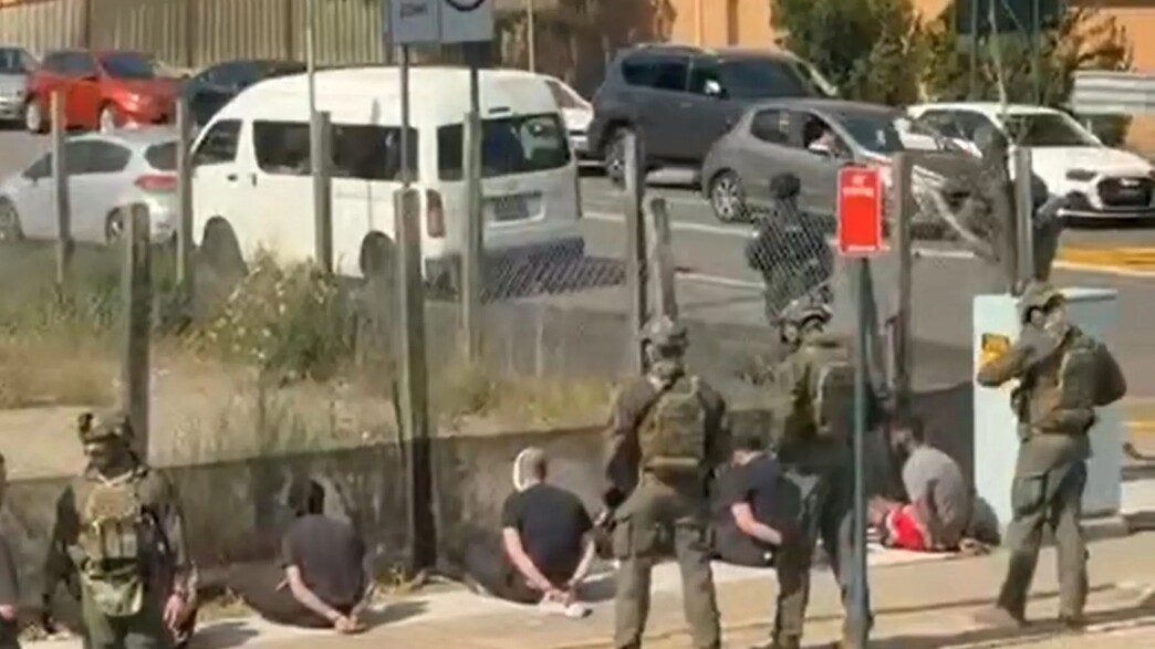 חשודים חמושים בנשק נעצרו בדרך לחוף בונדי חשודים חמושים בנשק נעצרו בדרך לחוף בונדי