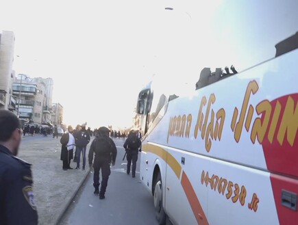 המהומות בירושלים: אוטובוס עם לוחמים הותקף באבנים