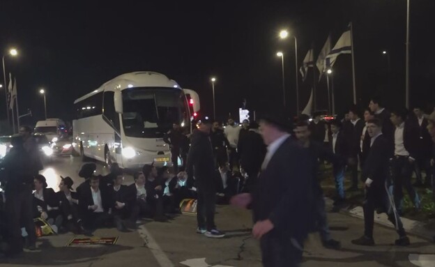 אשקלון: הפגנות החרדים נגד מעצרי עריקים אשקלון: הפגנות החרדים נגד מעצרי עריקים