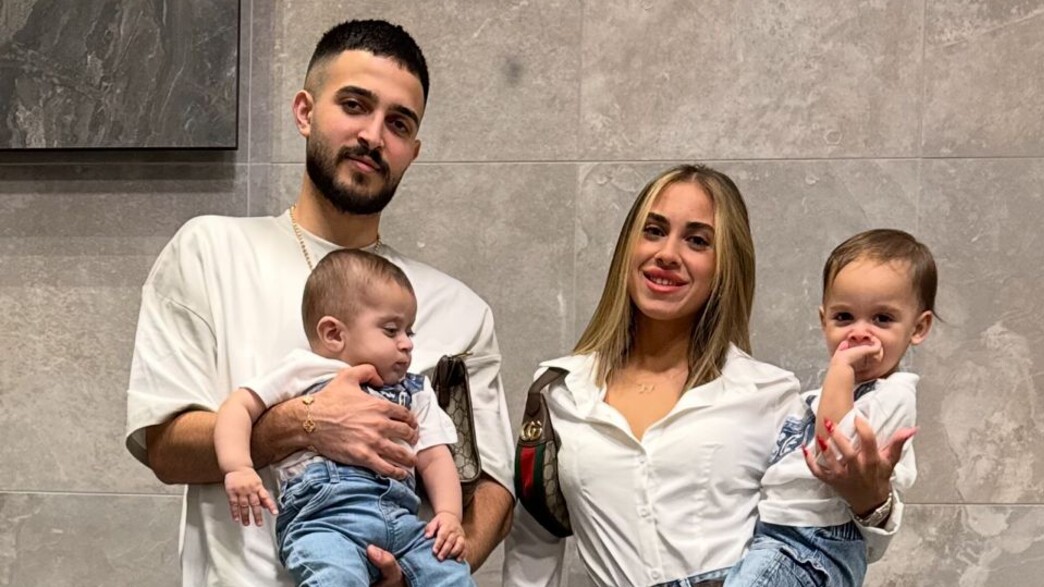 אושר אלקיים עם משפחתה