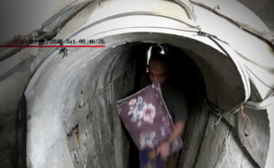 סינוואר יורד למנהרה ב6.10 (צילום: דובר צה"ל)