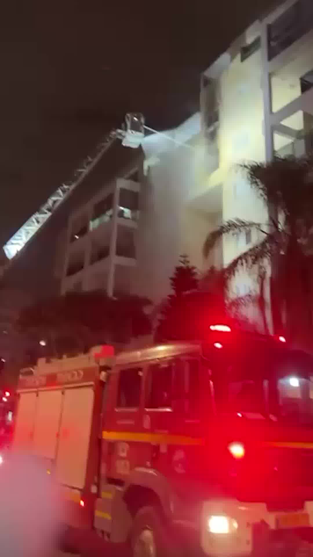 אישה אחת שנפגעה משאיפת עשן חולצה משריפה בבניין מגורים באשדוד