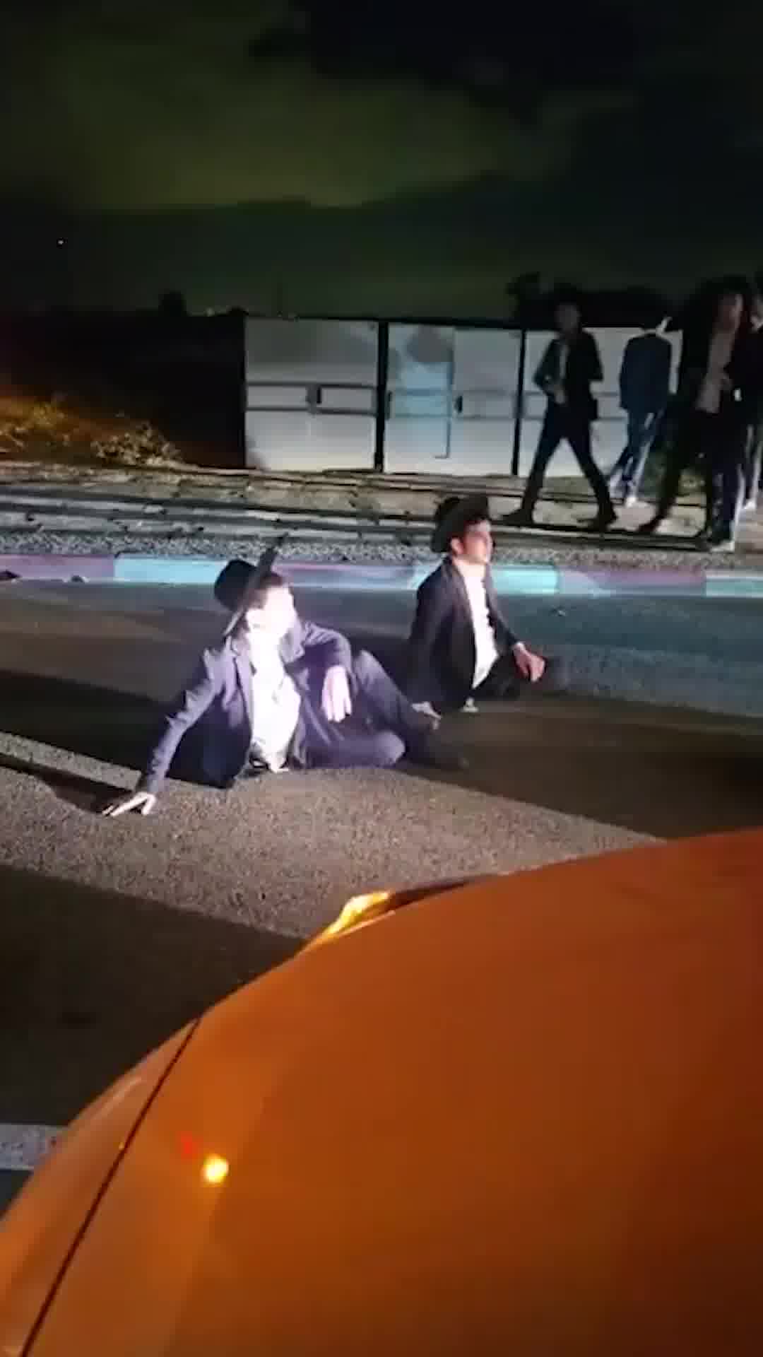 אחרי ההפגנות בירושלים: מפגיני הפלג הירושלמי הגיעו לאשקלון ונחסמו בכניסה לעיר