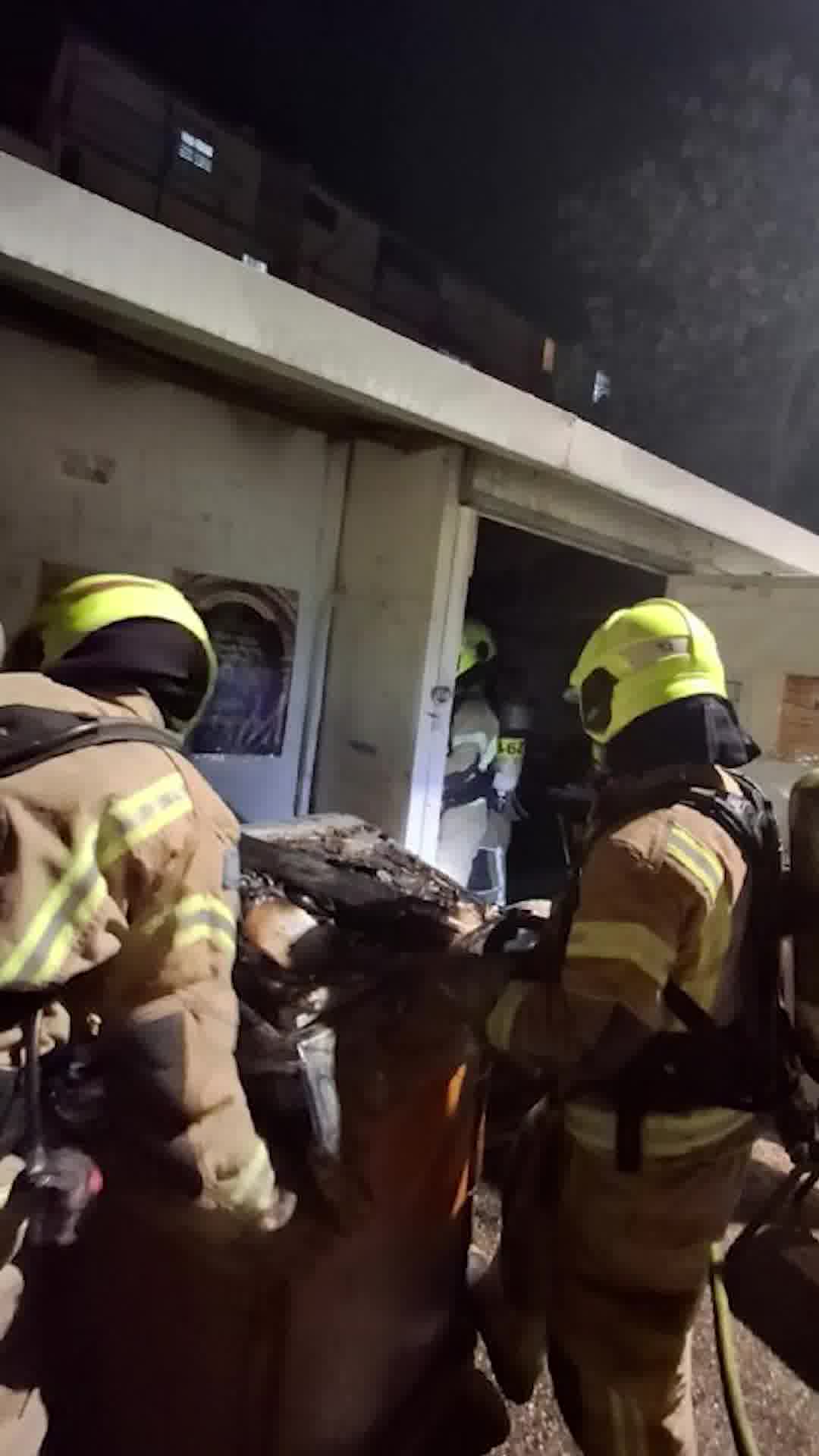 שריפה פרצה בבית כנסת בצפת - לוחמי האש חילצו כמה ספרי קודש מהמבנה