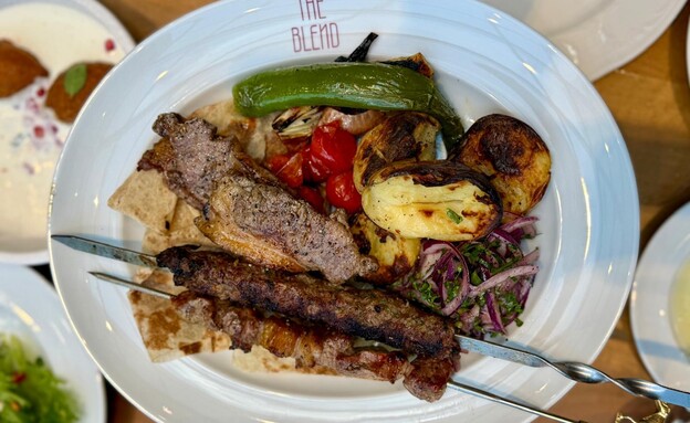 פלטת בשרים לעיקרית. מסעדת סטודיו במלון דה בלנד