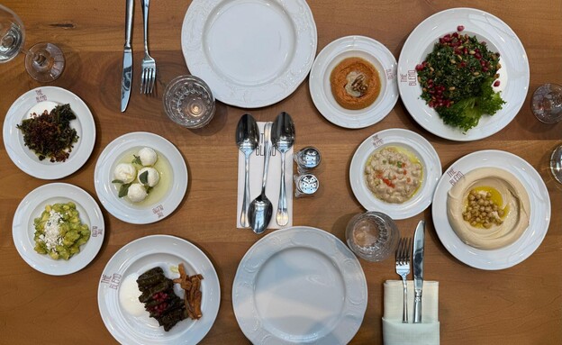 פתיחים. מסעדת סטודיו במלון דה בלנד