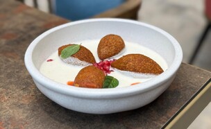 קובה במרק לבן - מסעדת סטודיו במלון דה בלנד (צילום: לין לוי, mako אוכל)