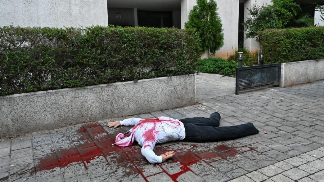 מיצג מזעזע מחוץ לביתהם של שופטי העליון