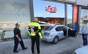 נהגת בת 66 התנגשה בחנות באילת (צילום: דוברות מד"א)
