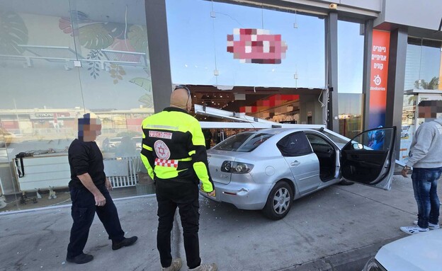 נהגת בת 66 התנגשה בחנות באילת (צילום: דוברות מד"א)