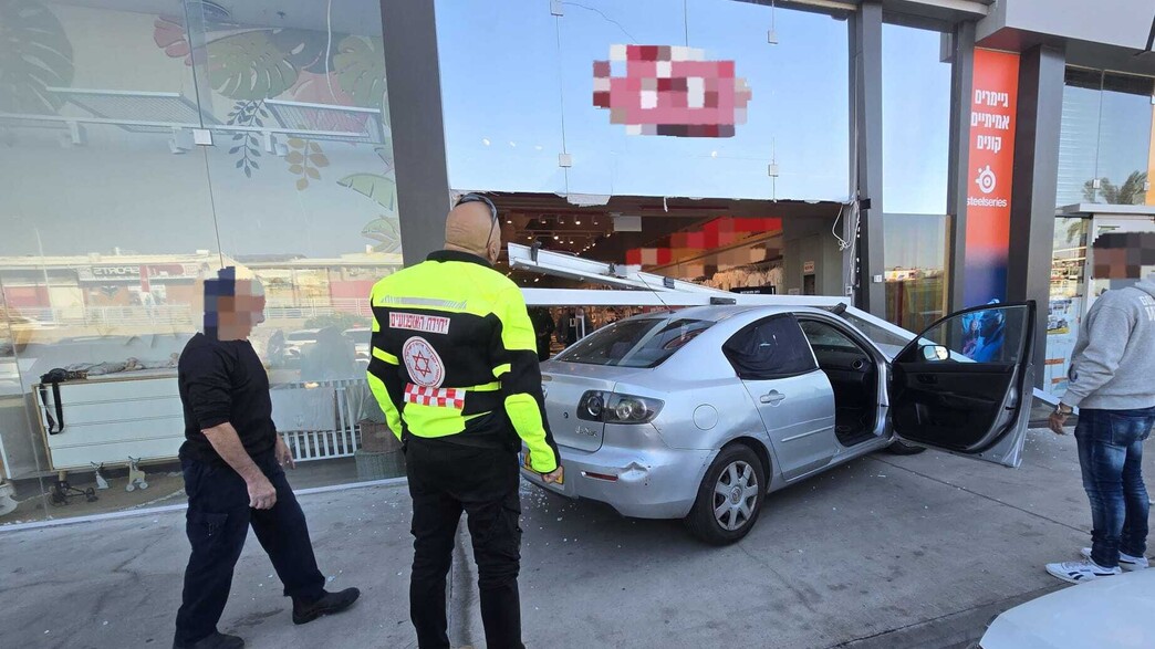 נהגת בת 66 התנגשה בחנות באילת