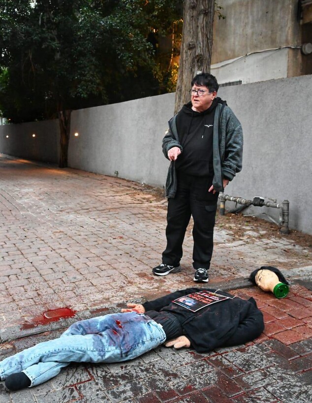 "גופות" ערופות ראש הוצבו הבוקר מול בתי שופטים