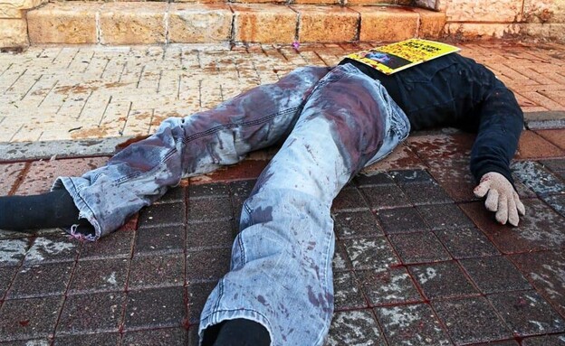 "גופות" ערופות ראש הוצבו הבוקר מול בתי שופטים