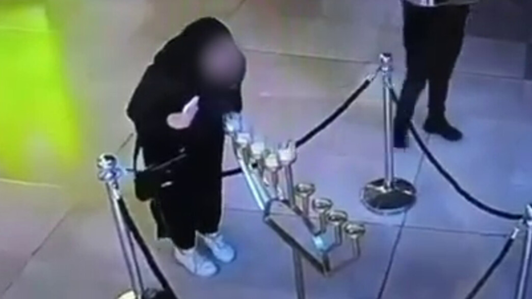 אישה מכבה נרות בקניון בתל אביב