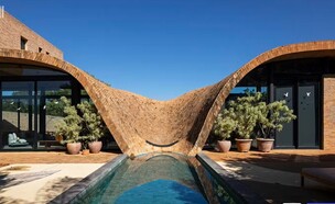 בית  בסאו פאולו עם גג שצולל לבריכה (צילום: אינסטגרם של @mareinesarquitetura //  Photo by Leonardo Finotti )