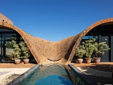 בית  בסאו פאולו עם גג שצולל לבריכה (צילום: אינסטגרם של @mareinesarquitetura //  Photo by Leonardo Finotti )