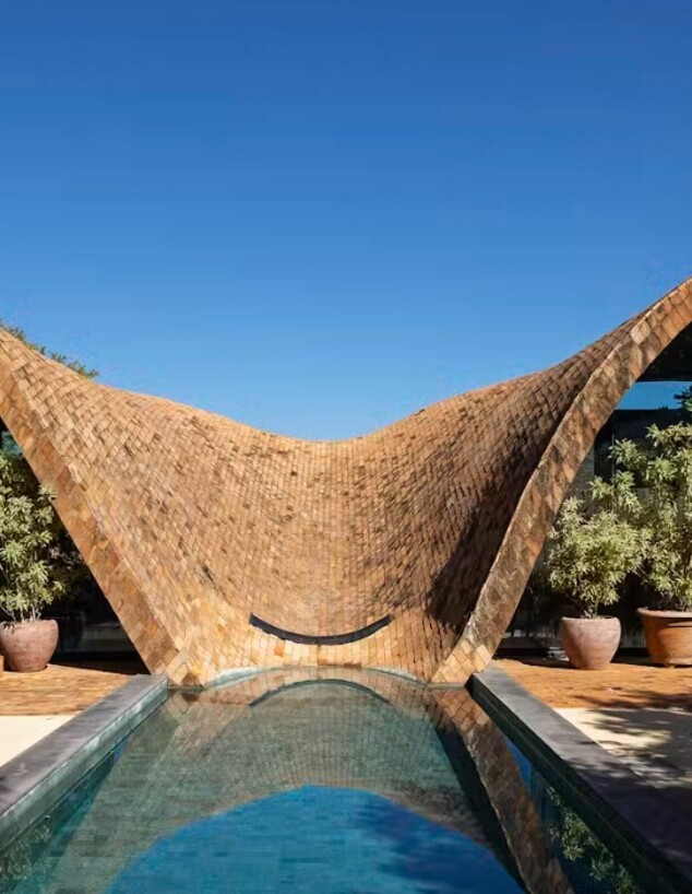 בית  בסאו פאולו עם גג שצולל לבריכה