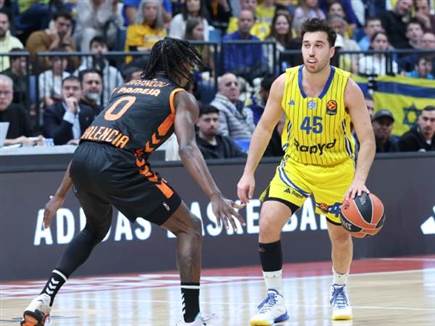 בקושי שיחק, בעיקר בשל היכולת של קלארק (דני מרון)