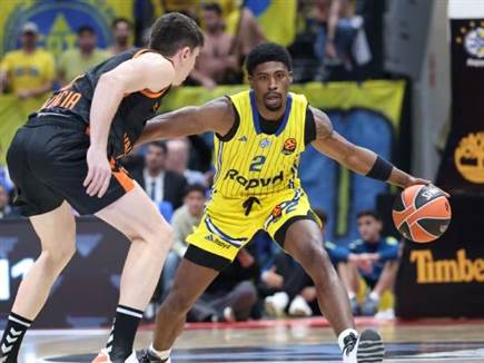 משחק גדול לגארד. קלארק (דני מרון)