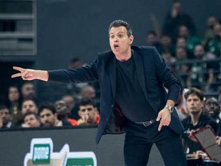 זעם על השיפוט לאורך המשחק. איטודיס (GETTY)