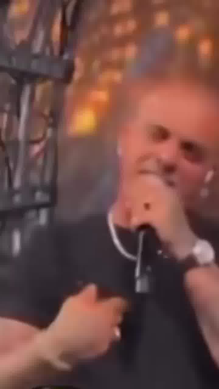 אייל גולן למעריצה בחתונה: "אם את לא קוסמטיקאית אני אצטלם איתך"