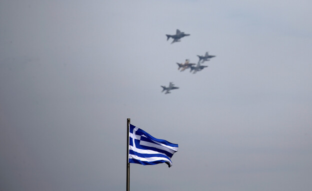 תרגיל אווירי משותף על רקע דגל יוון