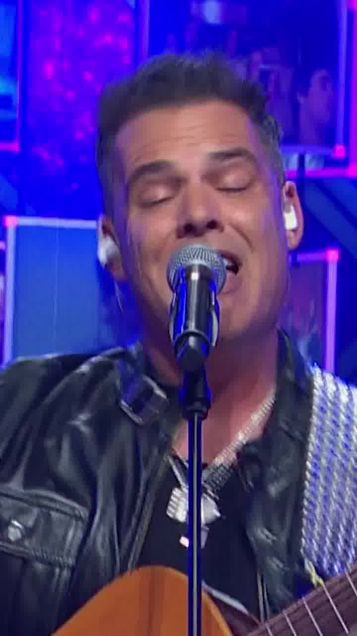 מייקל הרפז מרים את האולפן של ״הכוכב הבא״ עם ביצוע ללהיט מימי היי פייב