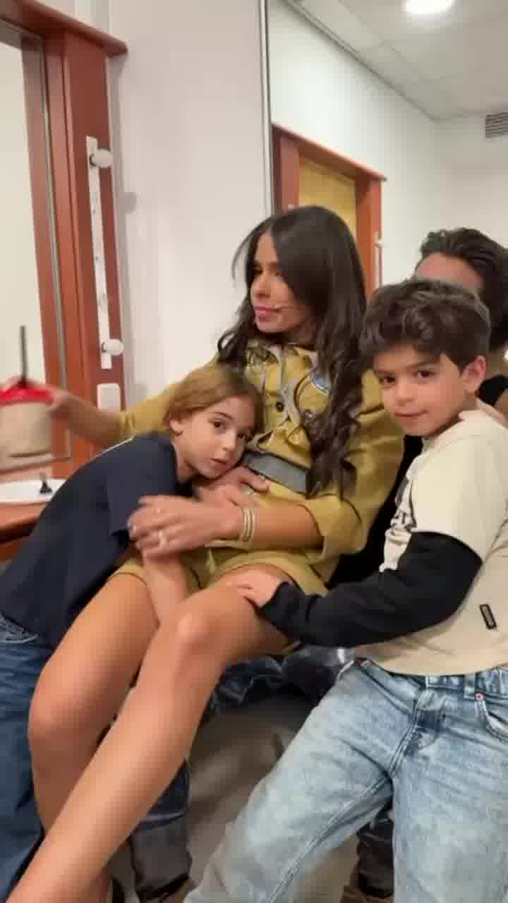 רק יולי חסרה: מיכל, יהודה וערימת ילדים