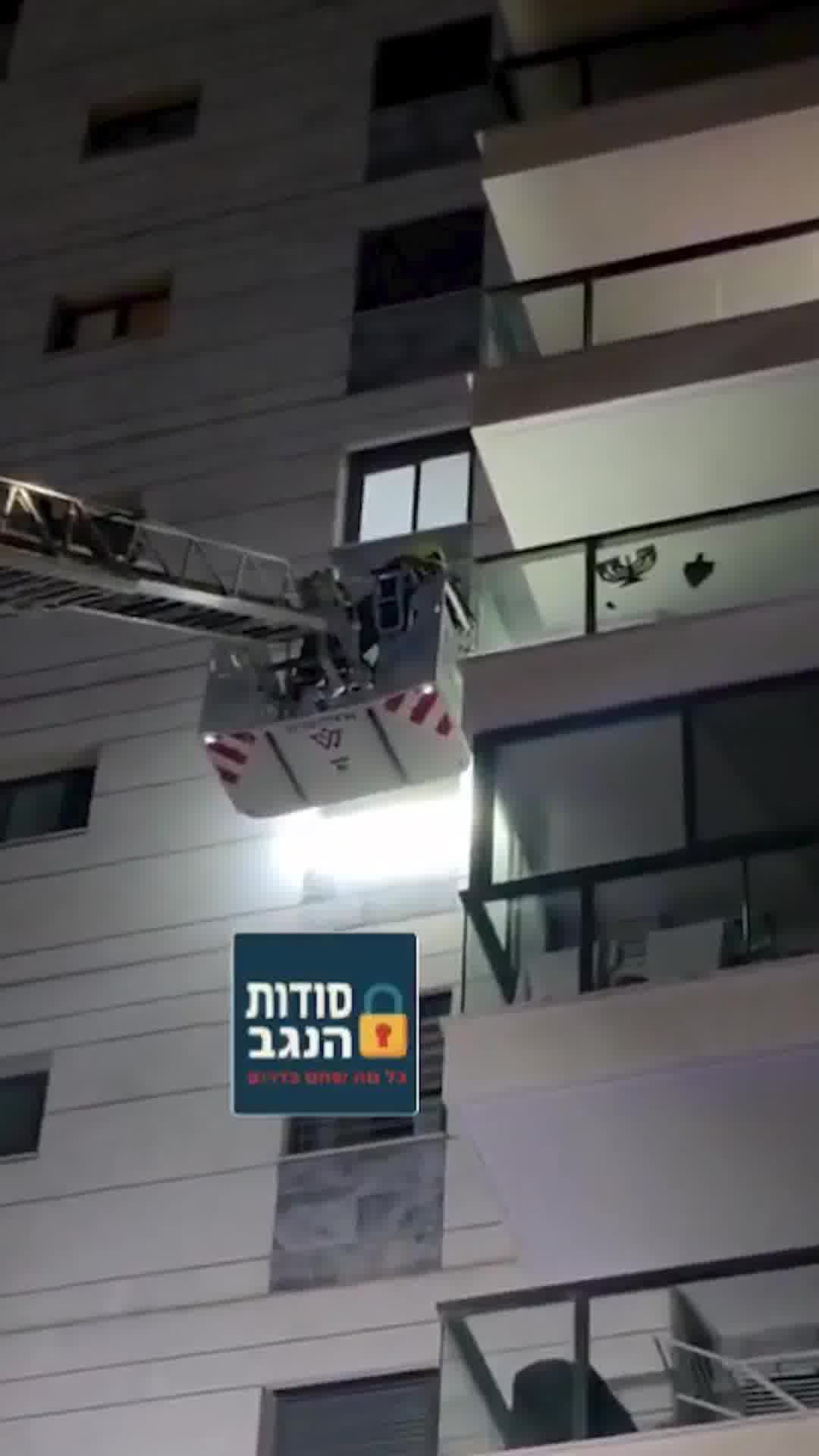 התינוקות ננעלו לבד בבית - הכבאים עלו על מנוף וחילצו אותם דרך מרפסת הבניין בנתיבות