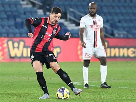 והמארחת התקרבה לשער (ברני ארדוב)