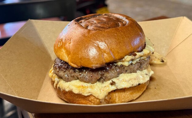 המבורגר כשר מושחת. הולי קאו