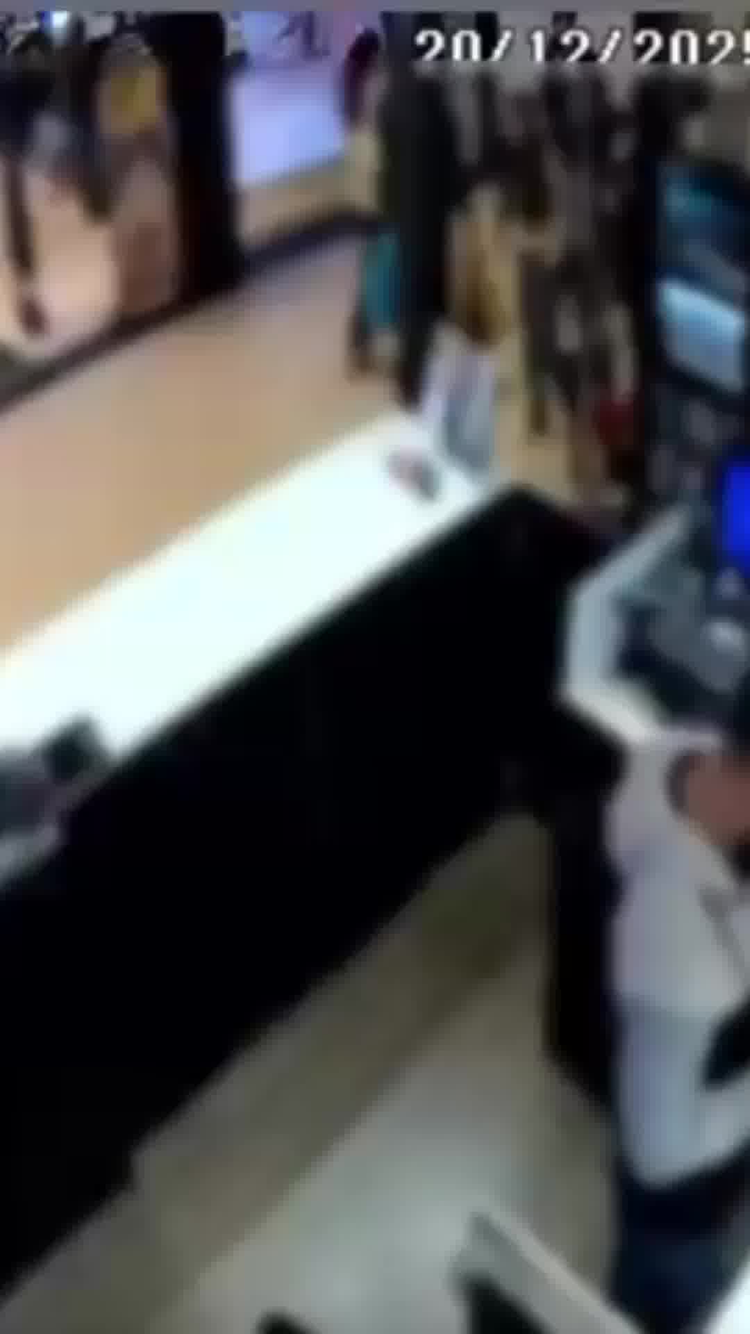 בלי בושה: ילדים מכבים את החנוכייה בקניון באזור הקריות