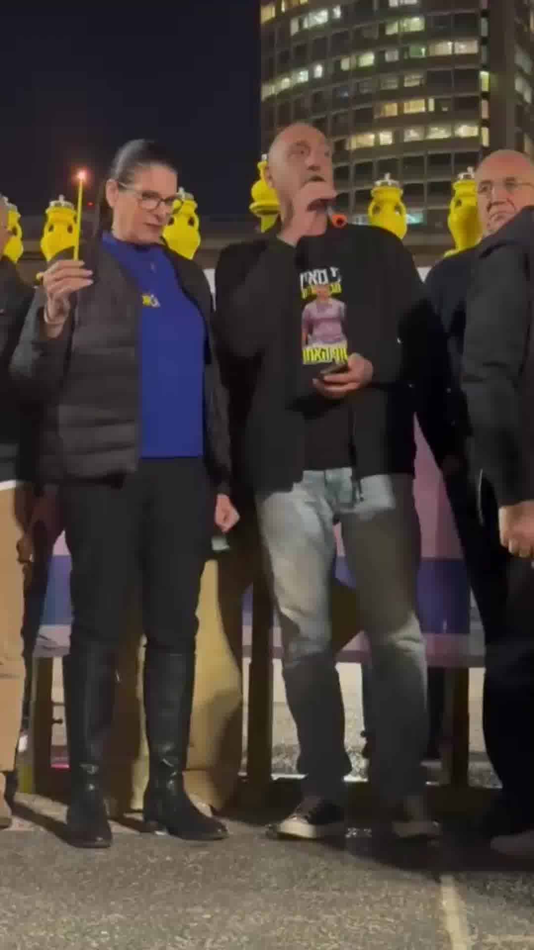 טליק גואילי בהדלקת נר שמיני להשבתו של בנה רן: "לא נוותר עד שרני חוזר הביתה"