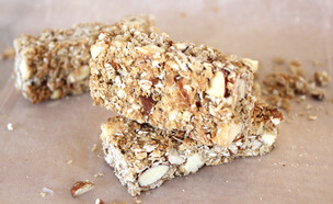 חטיפי קוואקר, שוקולד לבן ושקדים (צילום: אסתי רותם, mako אוכל)