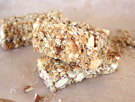 חטיפי קוואקר, שוקולד לבן ושקדים (צילום: אסתי רותם, mako אוכל)