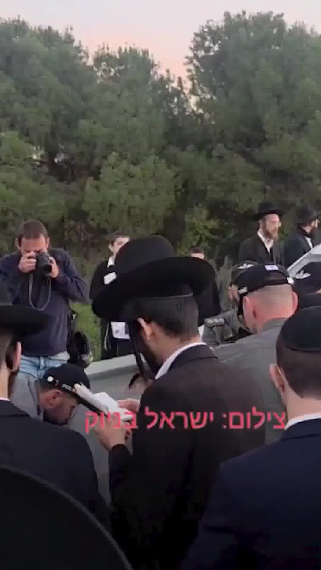 עומסי תנועה כבדים בכביש 4: המשטרה החלה לפנות את המפגינים החרדים