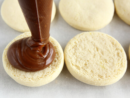 המילוי. הכי נוח עם שק זילוף, אבל יש עוד אפשרויות