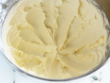 אלפחורס. ההקרמה של החמאה היא שלב קריטי