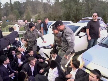 חרדים קיצוניים חוסמים את הכבישים המרכזיים בגוש דן