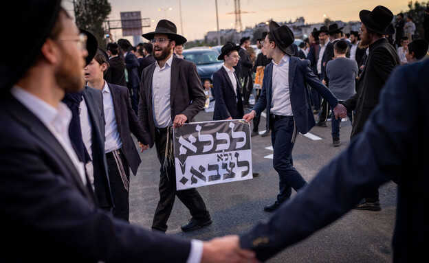 חרדים חוסמים את כביש 4 במחאה על מעצר עריק