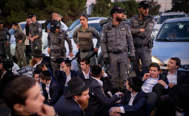 חרדים חוסמים את כביש 4 במחאה על מעצר עריק