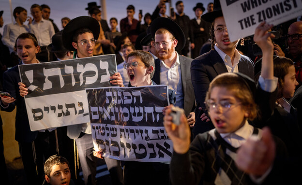 חרדים חוסמים את כביש 4 במחאה על מעצר עריק