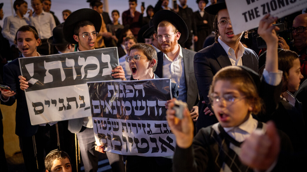 חרדים חוסמים את כביש 4 במחאה על מעצר עריק חרדים חוסמים את כביש 4 במחאה על מעצר עריק